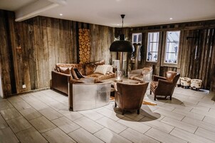 2 bars/lounges, lobby lounge