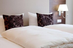 Desk, soundproofing, free WiFi, bed sheets - Landgasthof Hotel Vilserwirt (Altfraunhofen)