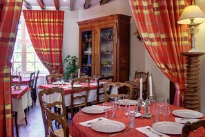 Lunch and dinner served, local cuisine - Le Relais d'Auvergne (Saint-Gervais-d'Auvergne)