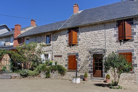 Front of property. Le Relais d'Auvergne