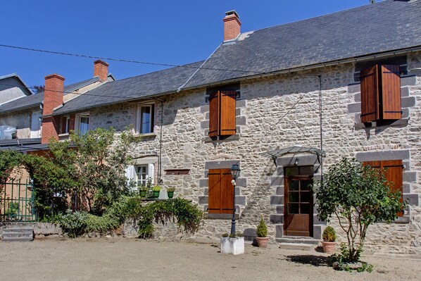 Front of property - Le Relais d'Auvergne (Saint-Gervais-d'Auvergne)