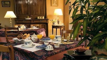 Tägliches kontinentales Frühstück (9.50 EUR pro Person)