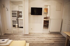 Comfort Double Room, Private Bathroom | Hypo-allergenic bedding, pillow-top beds, individually decorated - Apartmenthaus Hamburg (Hamburg)