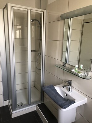 Shower, free toiletries, towels - Hotel Baccara (Aachen)
