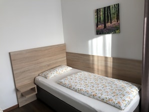 Standard Single Room | Minibar, in-room safe, desk, iron/ironing board - Hotel Baccara (Aachen)