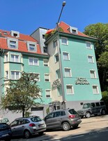 Un edificio de varios pisos con un letrero que dice