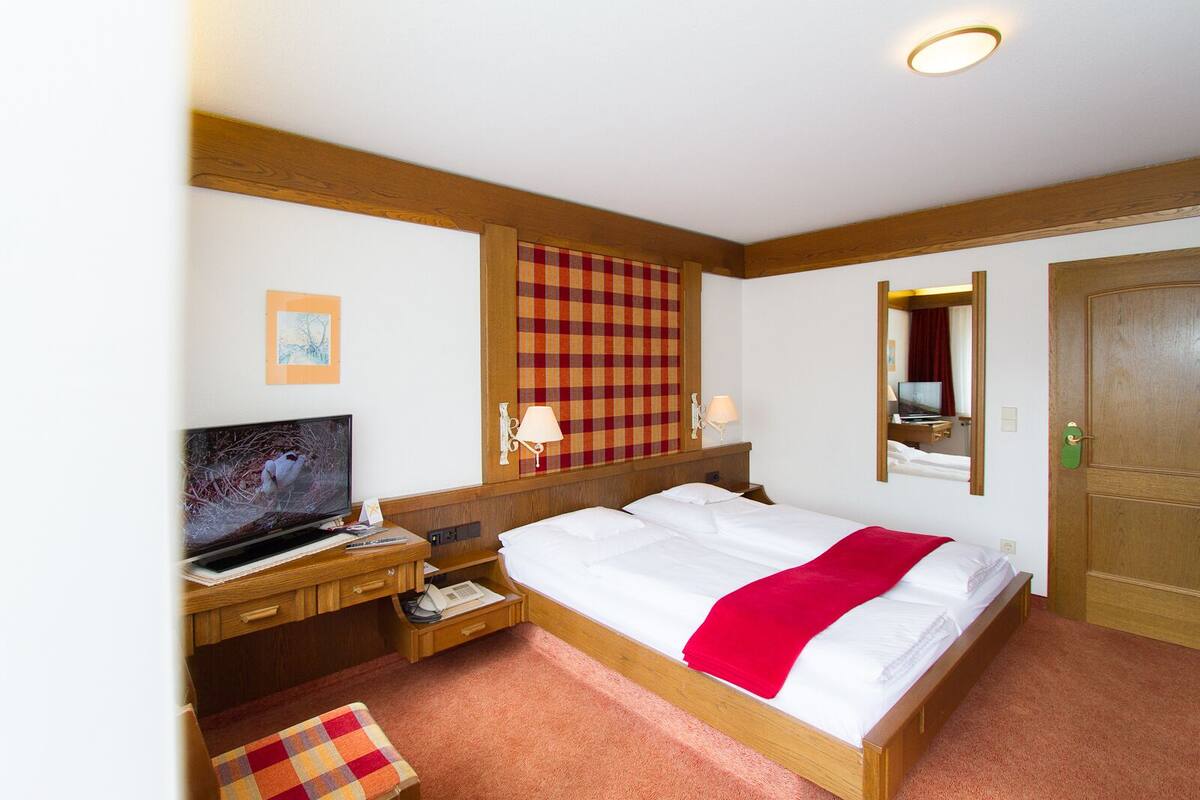 Basic Double Room, 1 Bedroom (Hirschkopf B) | Cribs (surcharge), WiFi (free)