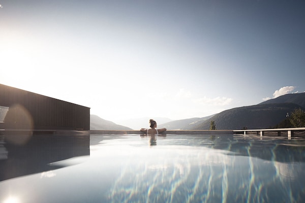 Piscina coperta, piscina all'aperto, lettini