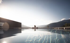 室内游泳池，室外游泳池，07:00 至 19:00 开放，日光浴躺椅