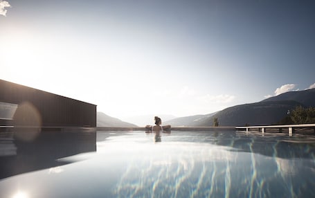 Piscine couverte, piscine extérieure, chaises longues. Alpinhotel Keil