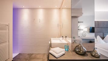 Junior Suite Family | Baño | Tina y regadera independientes y tina profunda