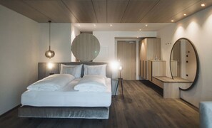 Corones Suite | Allergitestade sängkläder, minibar och värdeförvaringsskåp på rummet