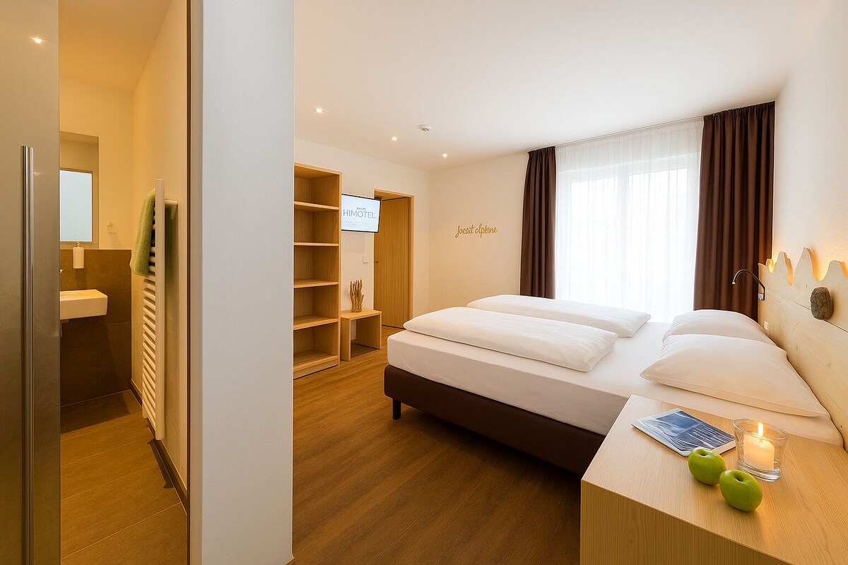 Habitación familiar, 2 habitaciones | Ropa de cama hipoalergénica, minibar, caja fuerte y escritorio