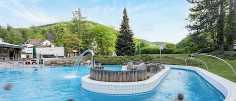 Innenpool, 2 AuĂenpools, LiegestĂŒhle