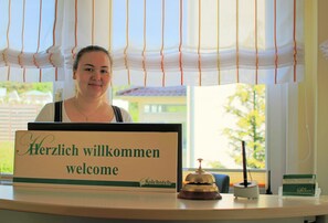 ฝ่ายต้อนรับ