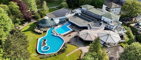 Innenpool, 2 Außenpools, Liegestühle