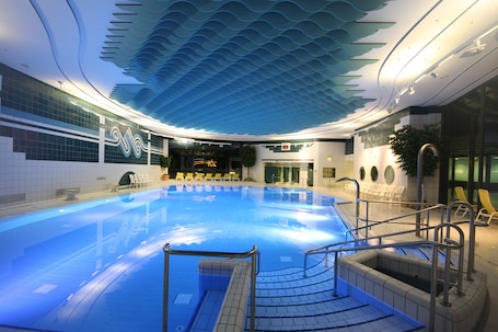 Una piscina techada, 2 piscinas al aire libre