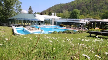 Indendørs pool, 2 udendørs pools, liggestole