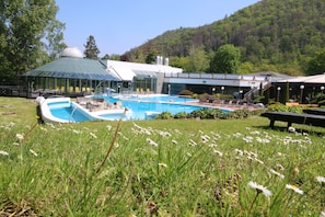 Piscine intérieure, 2 piscines extérieures, 9 h à 20 h, chaises longues