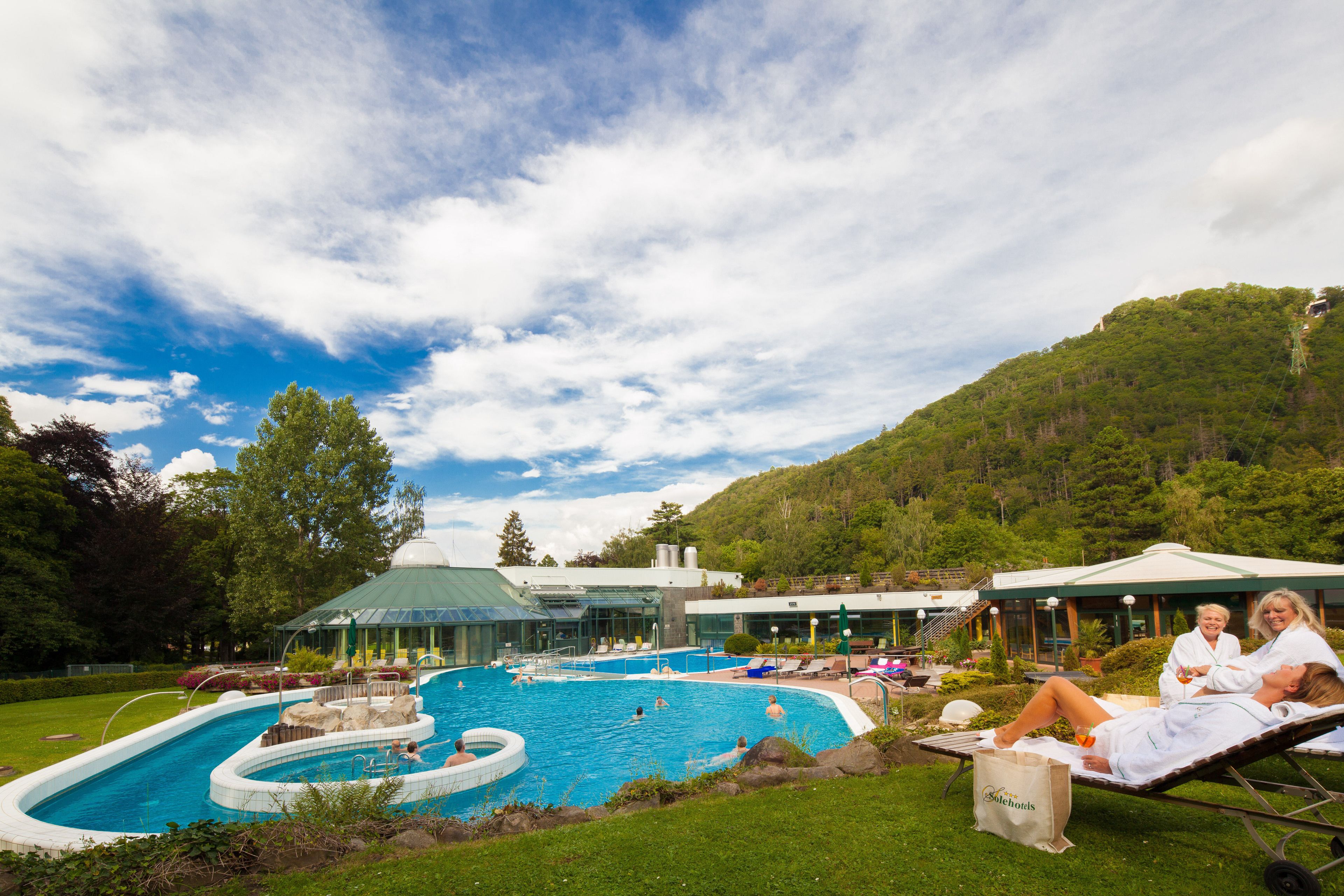 실내 수영장, 2 개의 야외 수영장, 09:00 ~ 20:00 오픈, 일광욕 의자