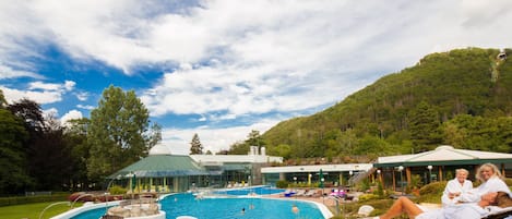 Piscine couverte, 2 piscines extérieures, chaises longues