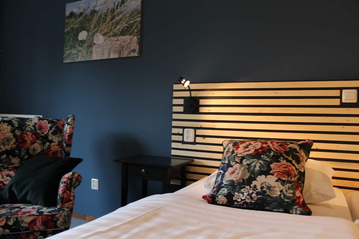 1 habitación, escritorio, wifi gratis y ropa de cama