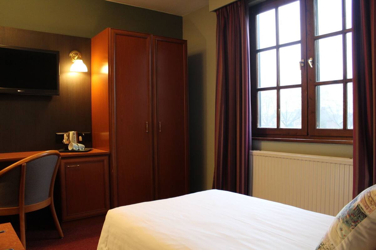 Business Single Room | Desk, WiFi (free), bed sheets