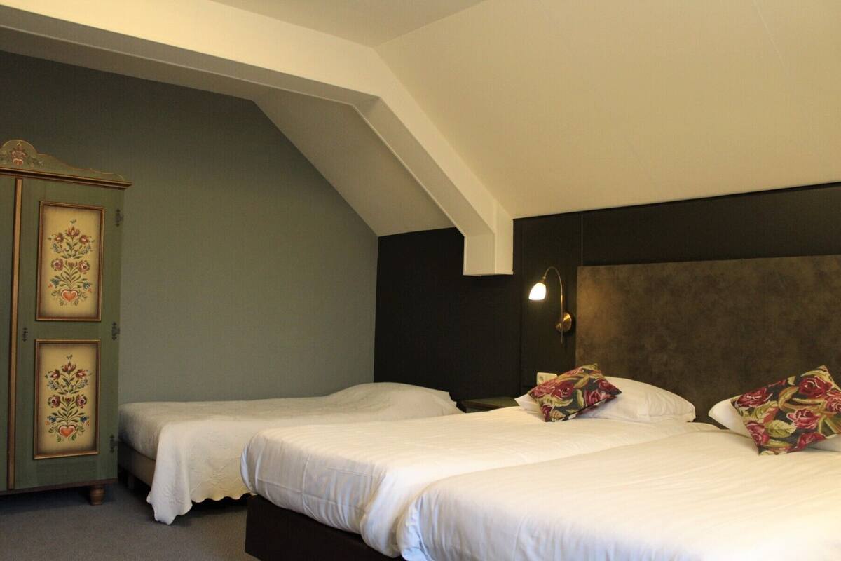 Triple Room | Desk, WiFi (free), bed sheets