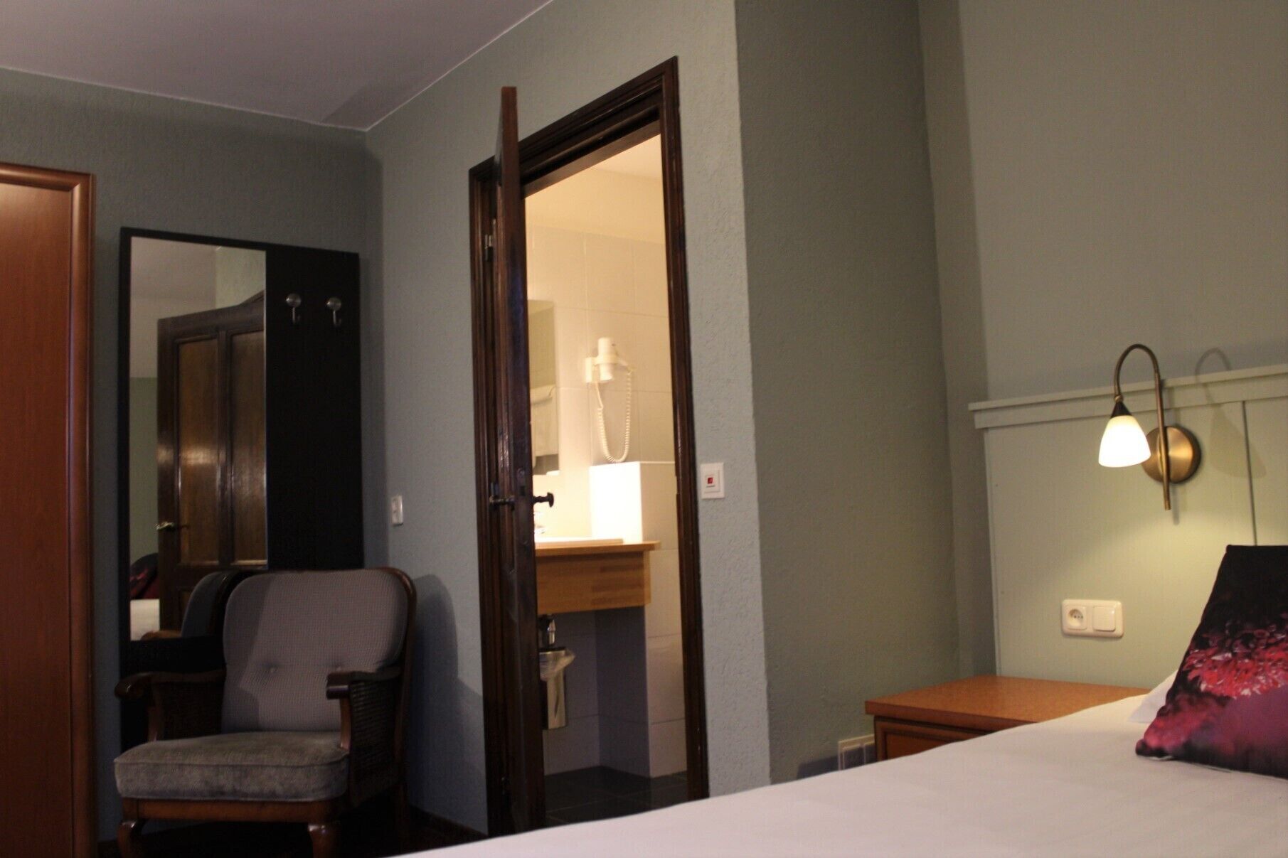 business single room | 1 bedroom, desk, free wifi, bed sheets