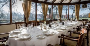 Petit déjeuner et dîner servis sur place, spécialités Cuisine française