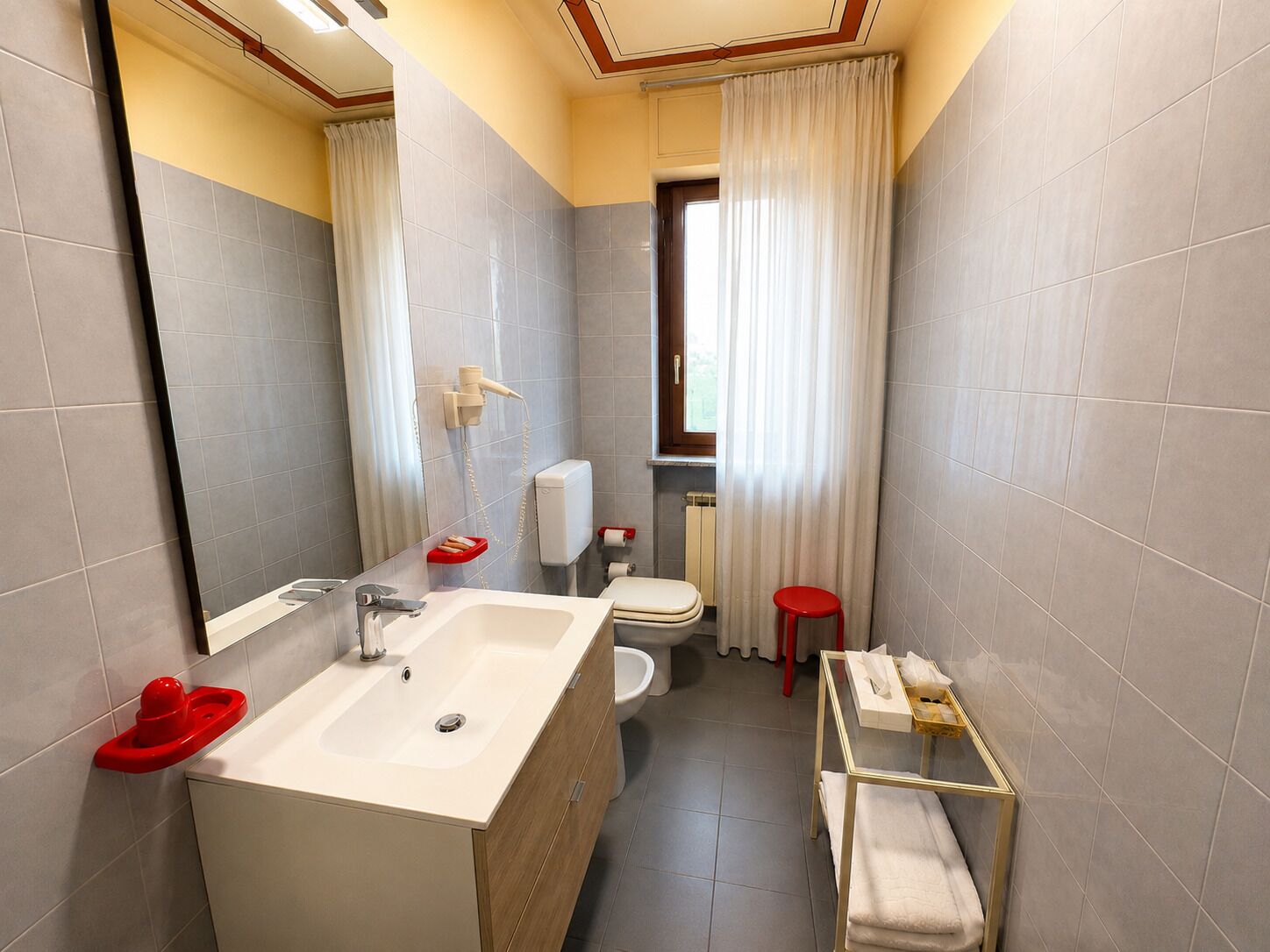 Een badkamer met een wastafel, toilet en douche.