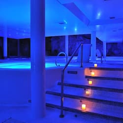 Behandelingskamers voor koppels, een sauna, een bubbelbad, een stoombad