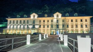 Ein großes, mehrstöckiges Hotel mit symmetrischer Fassade, zahlreichen Fenstern und einem überdachten Eingangsbereich.