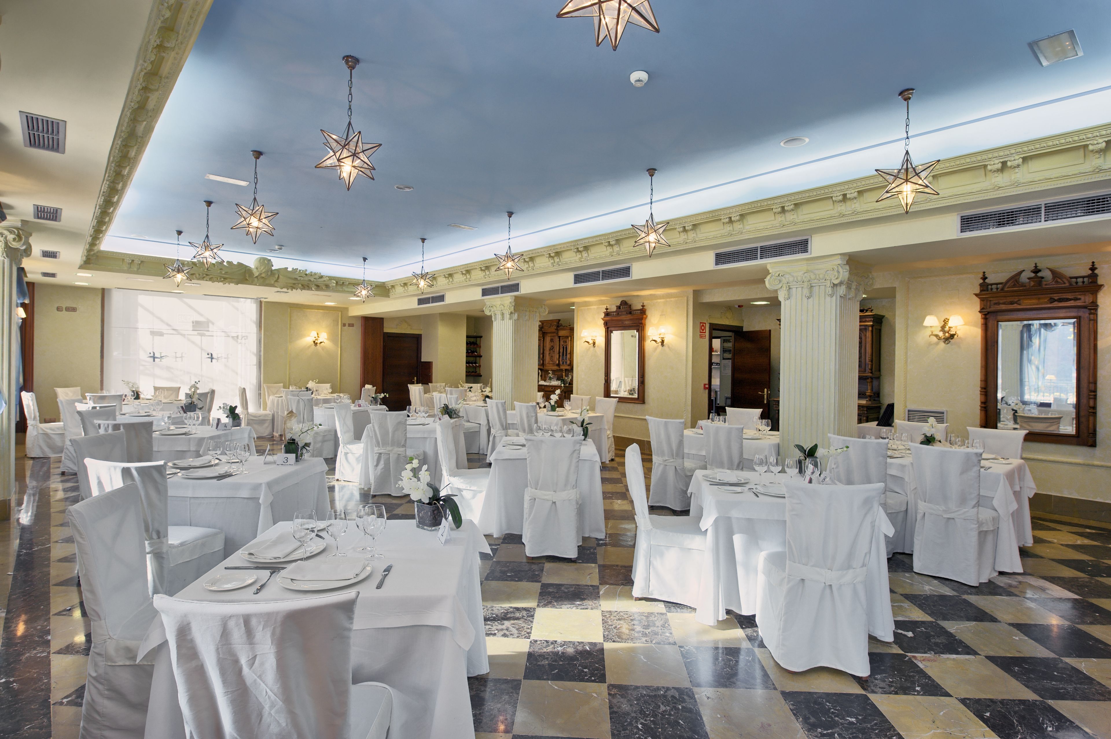 Aamiainen (12.00 EUR per henkilö)