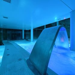 Behandelingskamers voor koppels, een sauna, een bubbelbad, een stoombad