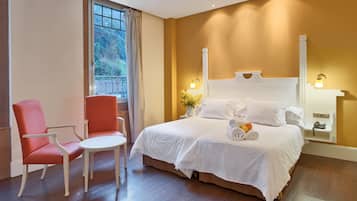 Een minibar, een kluis op de kamer, een bureau, verduisterende gordijnen