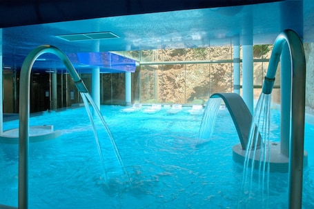 Indoor pool. Hotel Balneario La Hermida