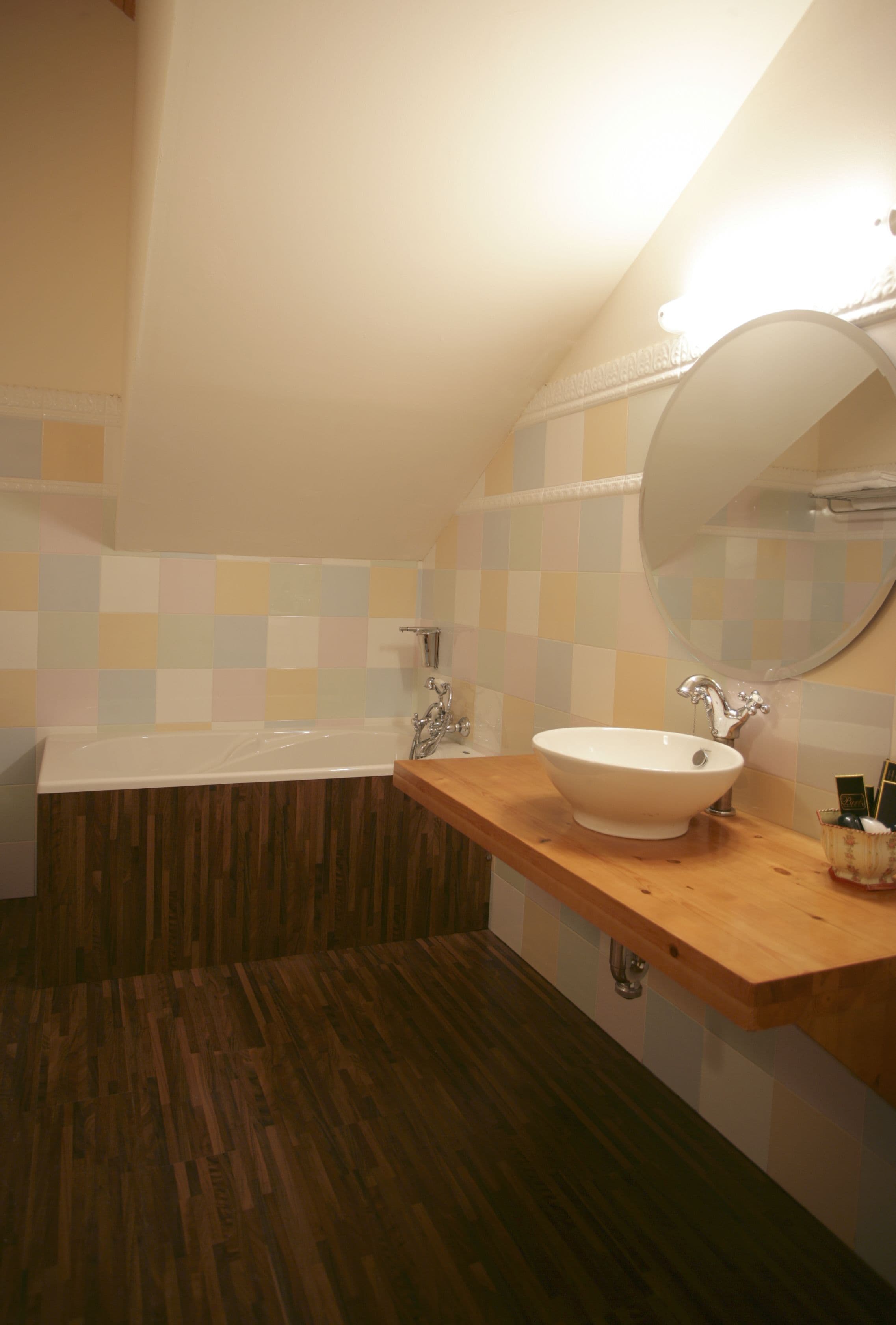 triple room | bathroom | combined shower/bathtub, eco-friendly toiletries, hair dryer, bathrobes