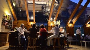 Ein Restaurant mit Holzbalken und einer Bar.