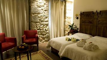 Minibar, caja fuerte, escritorio y cortinas opacas