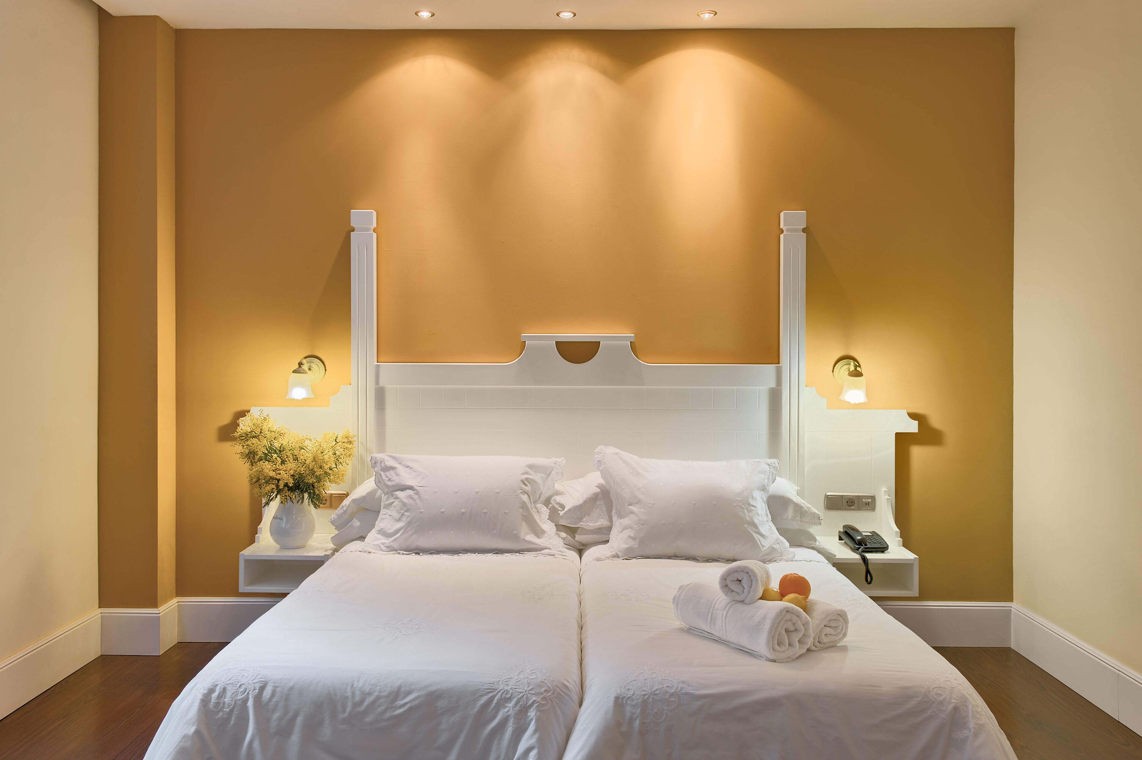 Frigobar, cofres nos quartos, escrivaninha, cortinas blackout