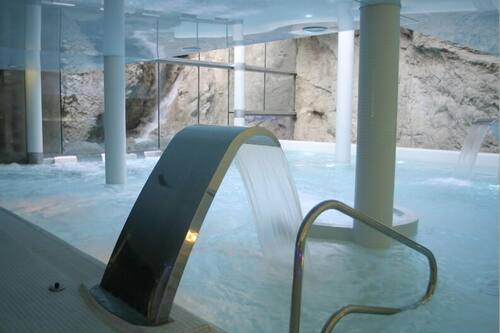 Couples treatment room(s), sauna, hot tub, steam room