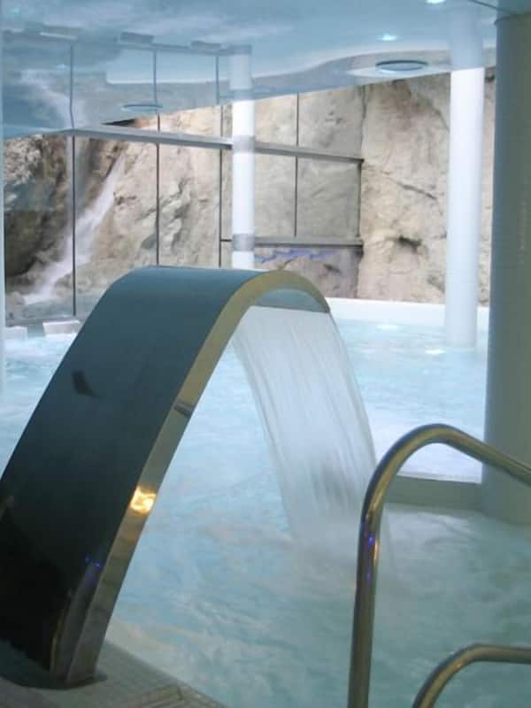 Behandelingskamers voor koppels, een sauna, een bubbelbad, een stoombad