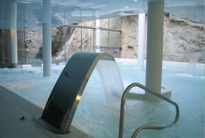 Couples treatment rooms, sauna, hot tub, steam room, hot springs