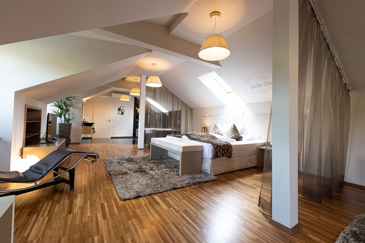 hypo-allergenic bedding, down duvets, minibar, in-room safe