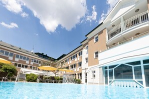 Kolam renang outdoor, dengan kursi berjemur