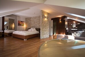 Hypo-allergenic bedding, down comforters, minibar, in-room safe - Hotel TraumVogel (Jennersdorf)