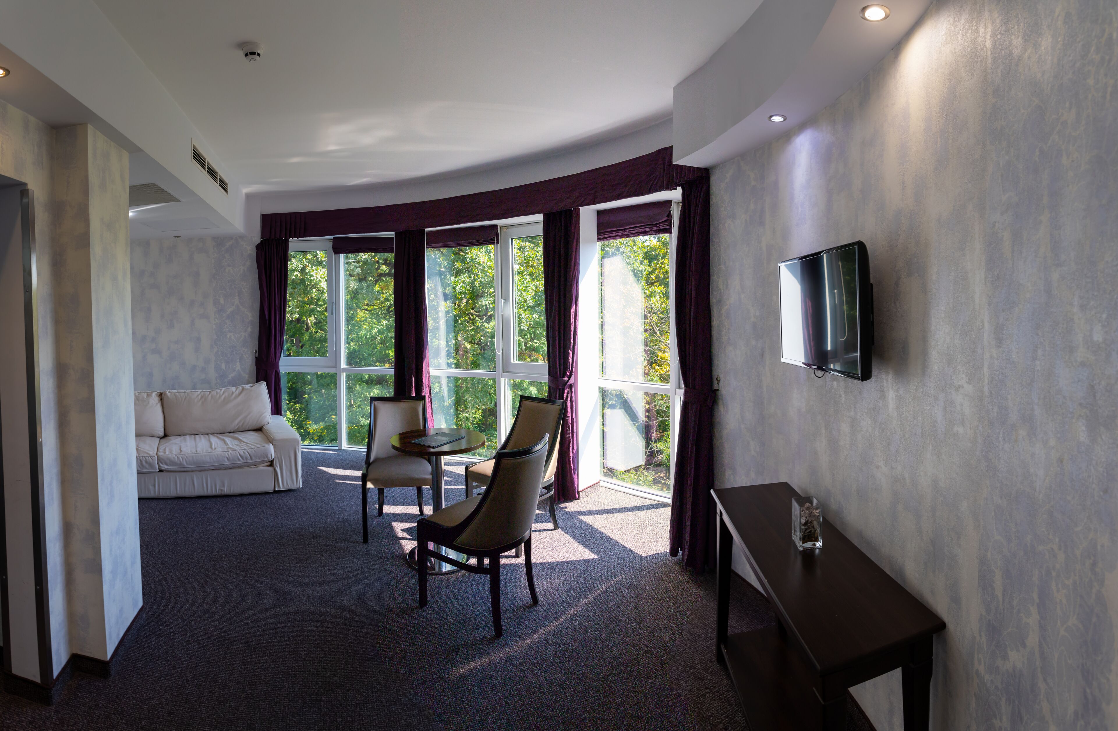 Superior-Suite | Wohnbereich | 90-cm-Flachbildfernseher mit Satellitenempfang, Fernseher