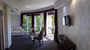 Superior-Suite | Wohnbereich | 90-cm-Flachbildfernseher mit Satellitenempfang, Fernseher