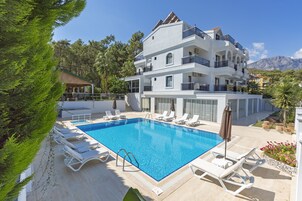 Outdoor pool, pool umbrellas, sun loungers